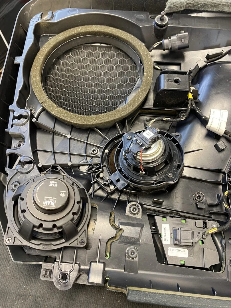 Porsche Cayman S : ampli Bose réparé et médiums BLAM