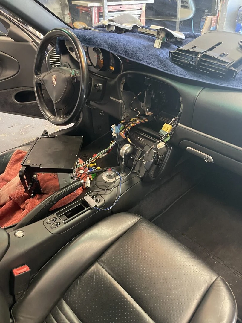 Porsche 996 Cabriolet : autoradio Kenwood CarPlay et caméra de recul