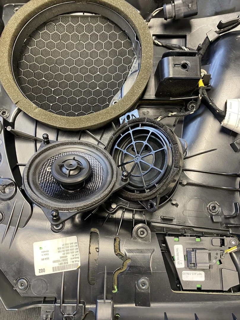 Porsche Cayman S : ampli Bose réparé et médiums BLAM