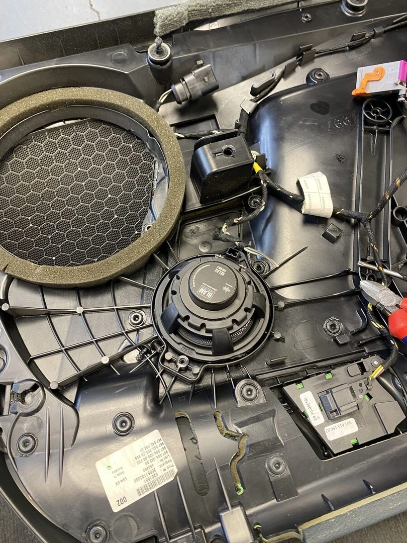 Porsche Cayman S : ampli Bose réparé et médiums BLAM