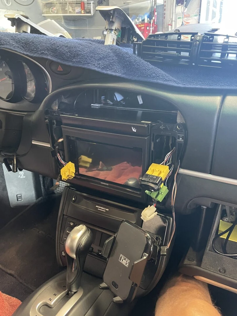 Porsche 996 Cabriolet : autoradio Kenwood CarPlay et caméra de recul