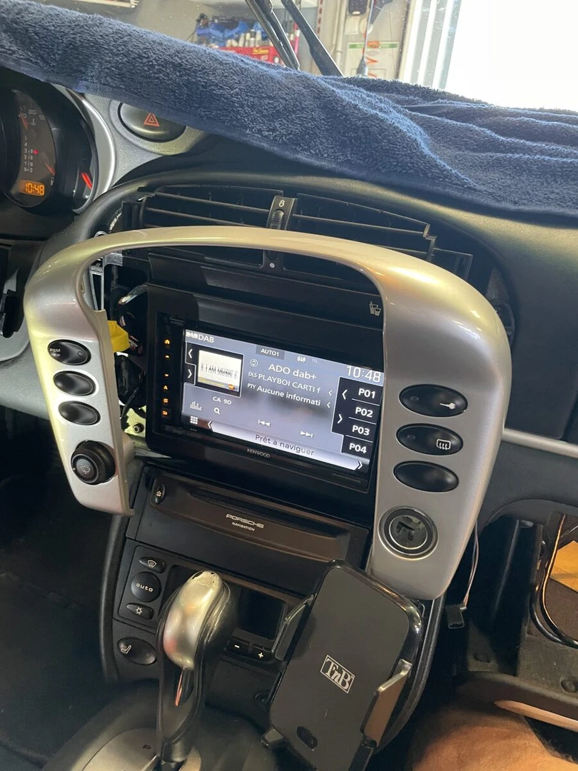 Porsche 996 Cabriolet : autoradio Kenwood CarPlay et caméra de recul