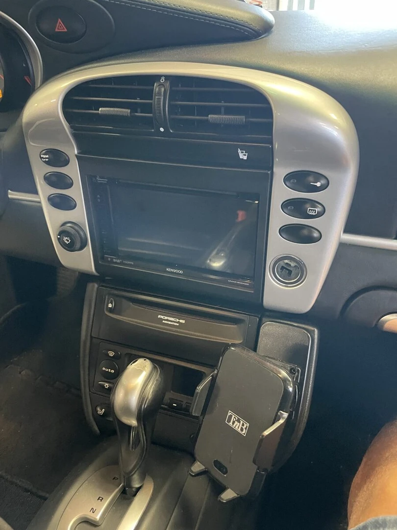 Porsche 996 Cabriolet : autoradio Kenwood CarPlay et caméra de recul