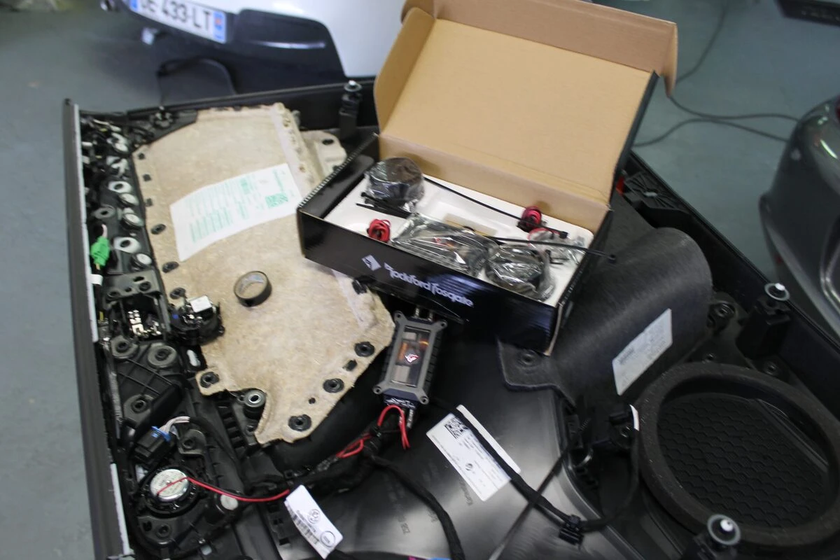 Volkswagen Tiguan 2020 : ampli BLAM, caisson ESX et tweeters Rockford Fosgate
