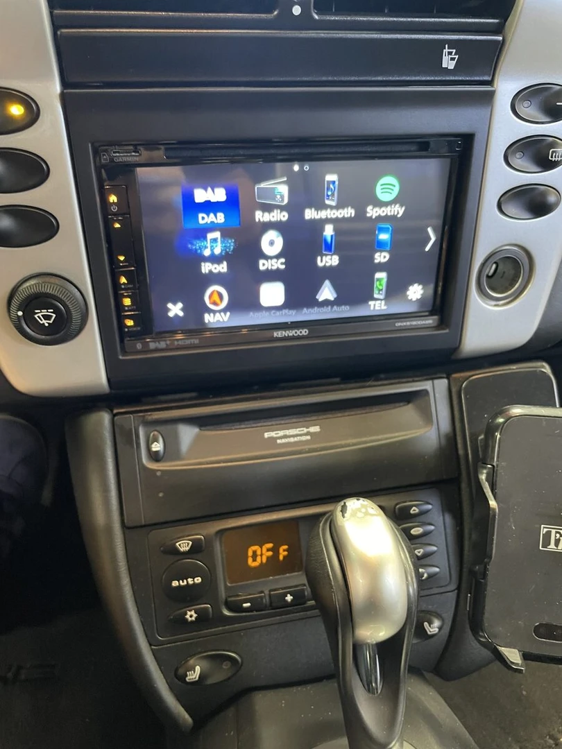 Porsche 996 Cabriolet : autoradio Kenwood CarPlay et caméra de recul