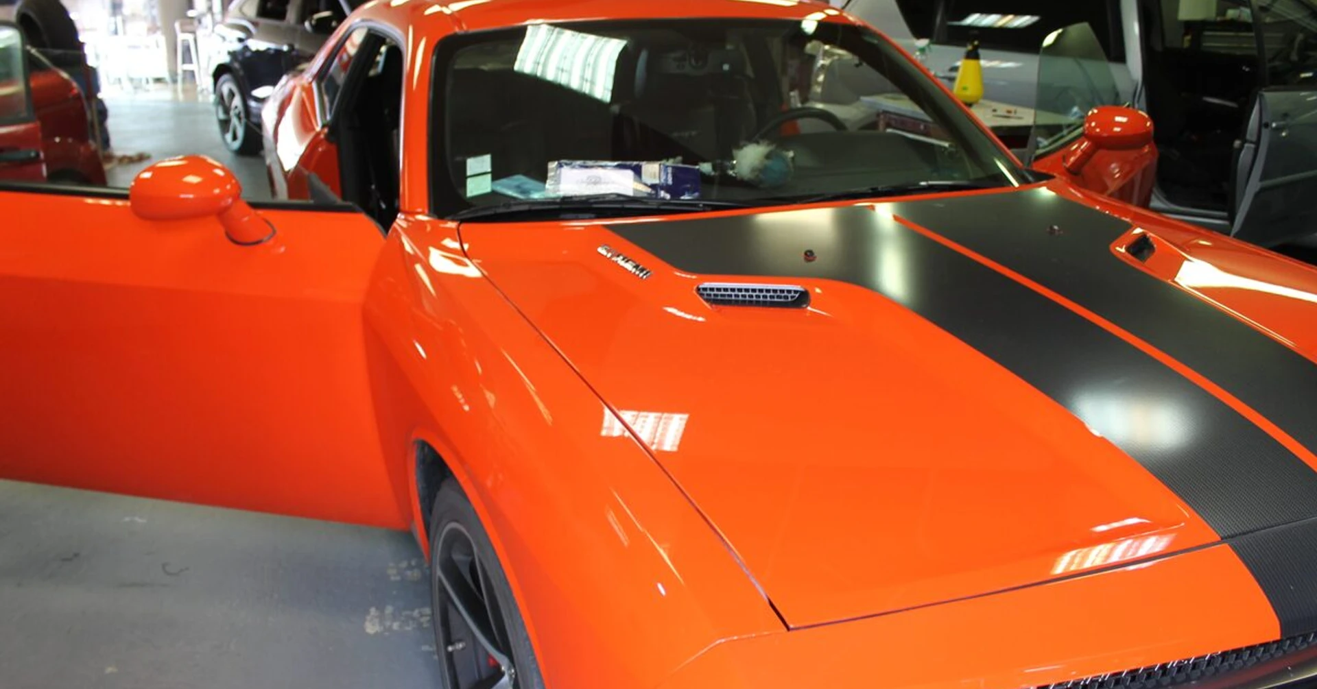 Dodge Challenger SRT8 : GPS Kenwood, CarPlay et caméra