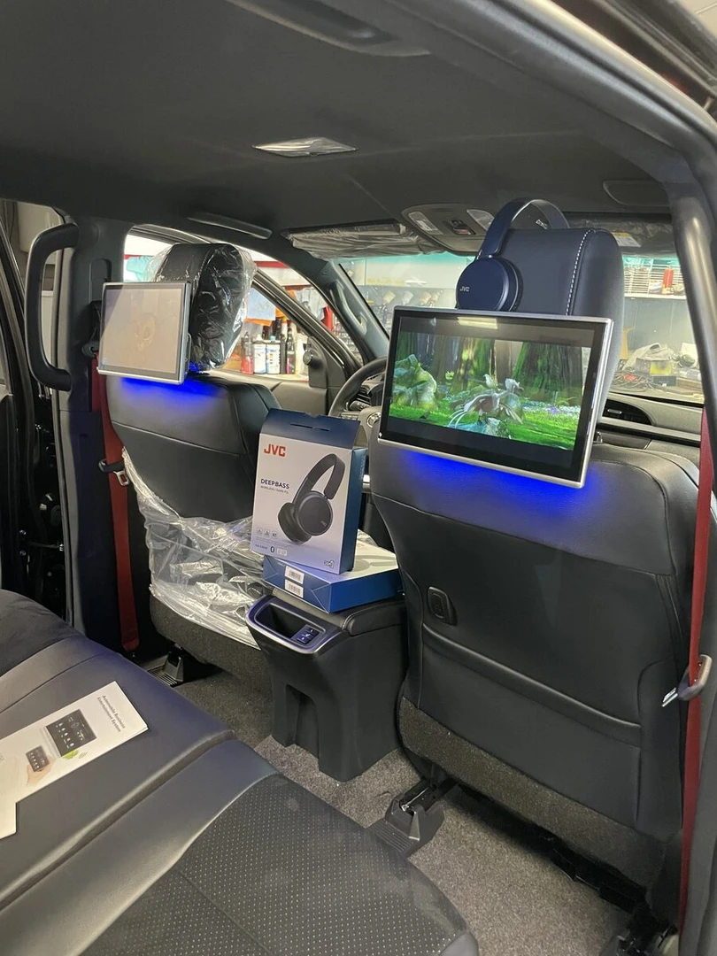 Toyota Hilux 2025 : écrans d'appuie-tête Android et casques JVC