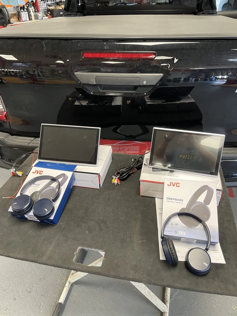 Toyota Hilux 2025 : écrans d'appuie-tête Android et casques JVC