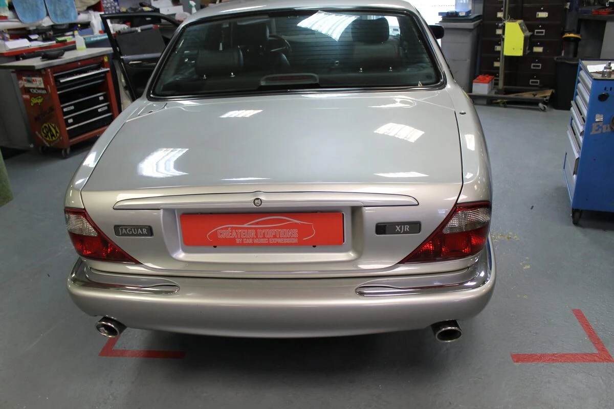 Jaguar XJ : autoradio Kenwood et console d'autoradio remplacée