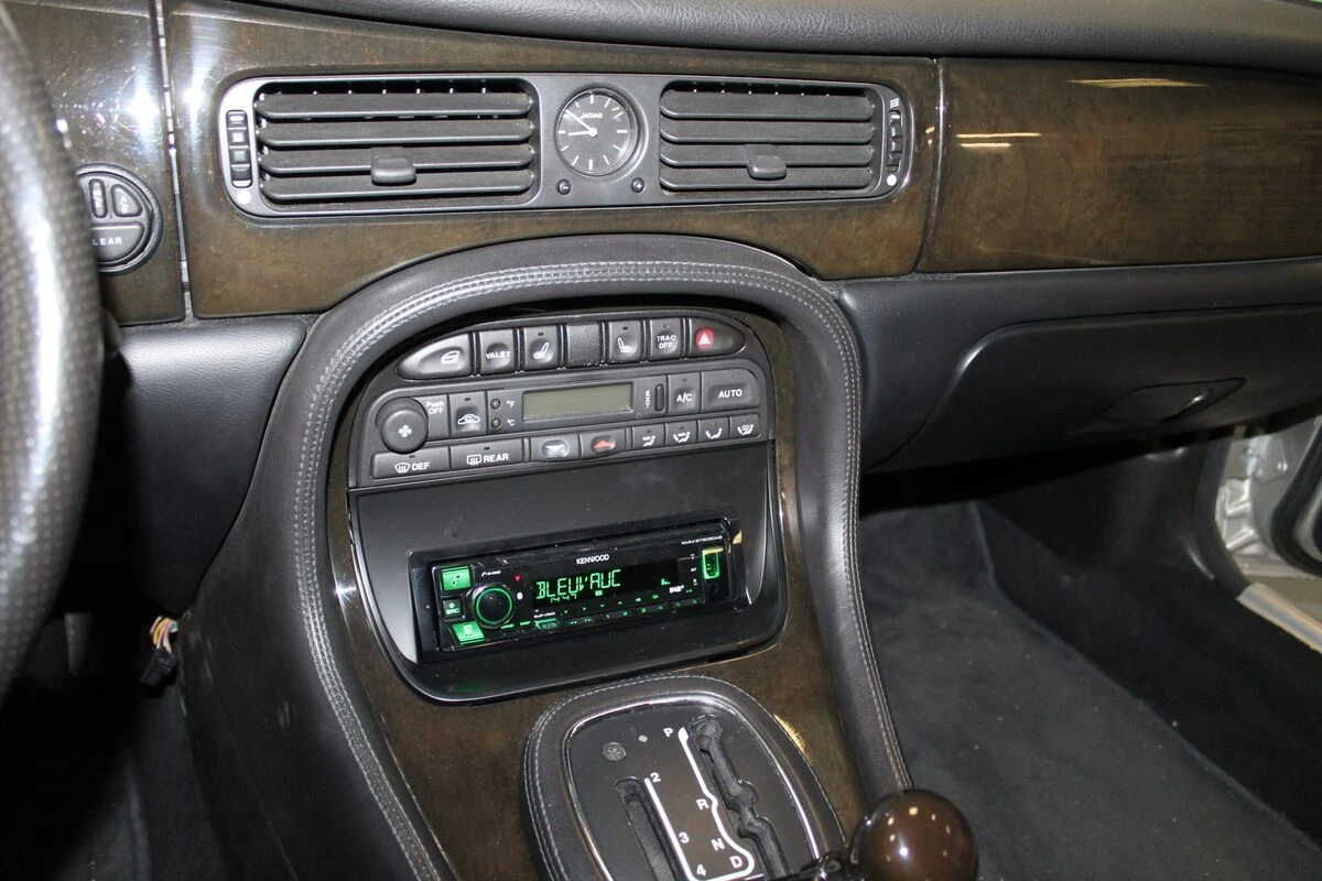 Jaguar XJ : autoradio Kenwood et console d'autoradio remplacée