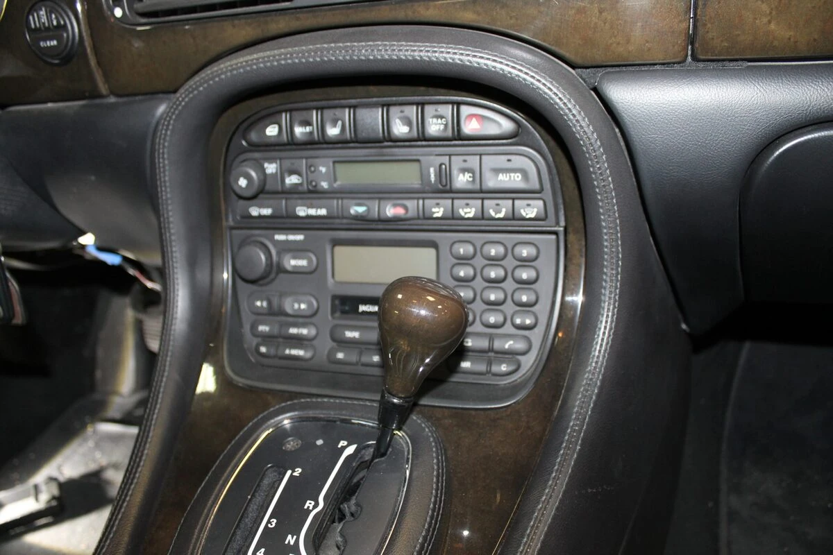 Jaguar XJ : autoradio Kenwood et console d'autoradio remplacée