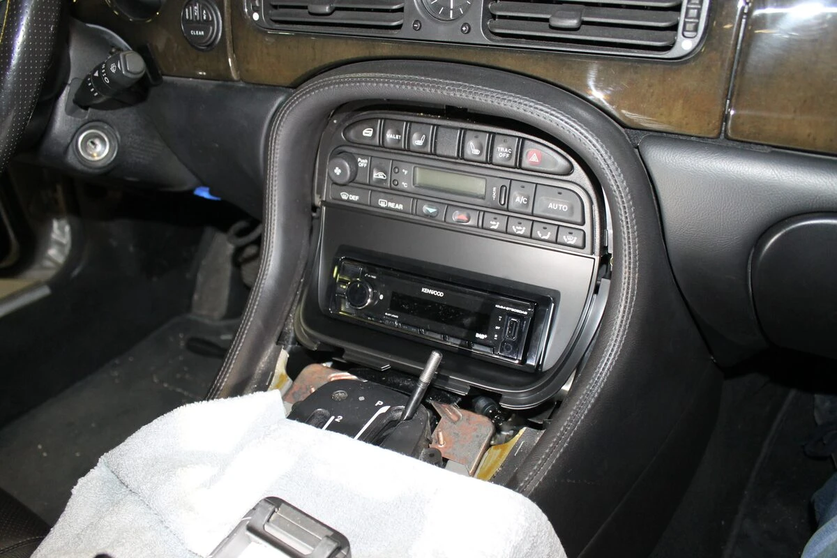 Jaguar XJ : autoradio Kenwood et console d'autoradio remplacée