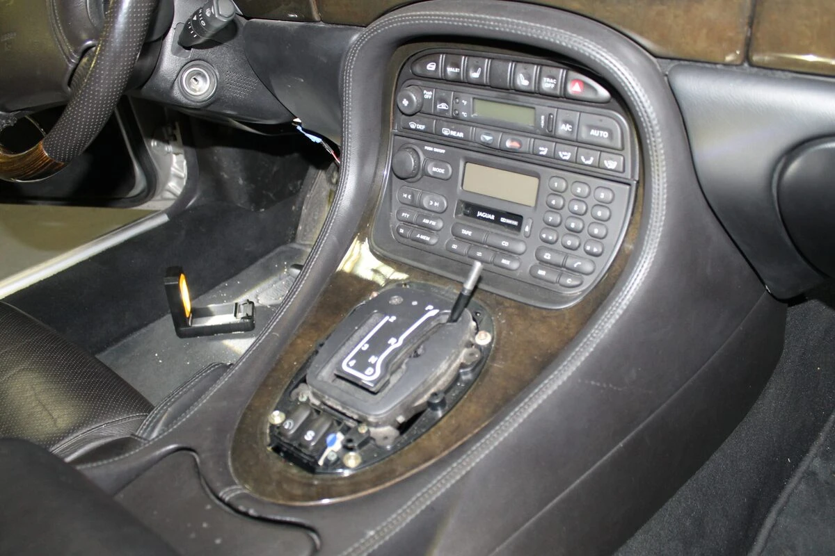 Jaguar XJ : autoradio Kenwood et console d'autoradio remplacée