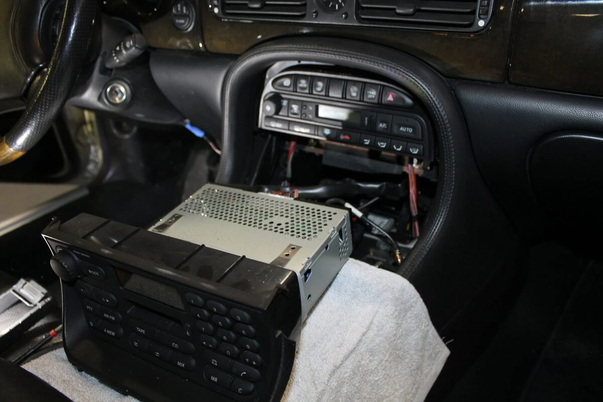 Jaguar XJ : autoradio Kenwood et console d'autoradio remplacée