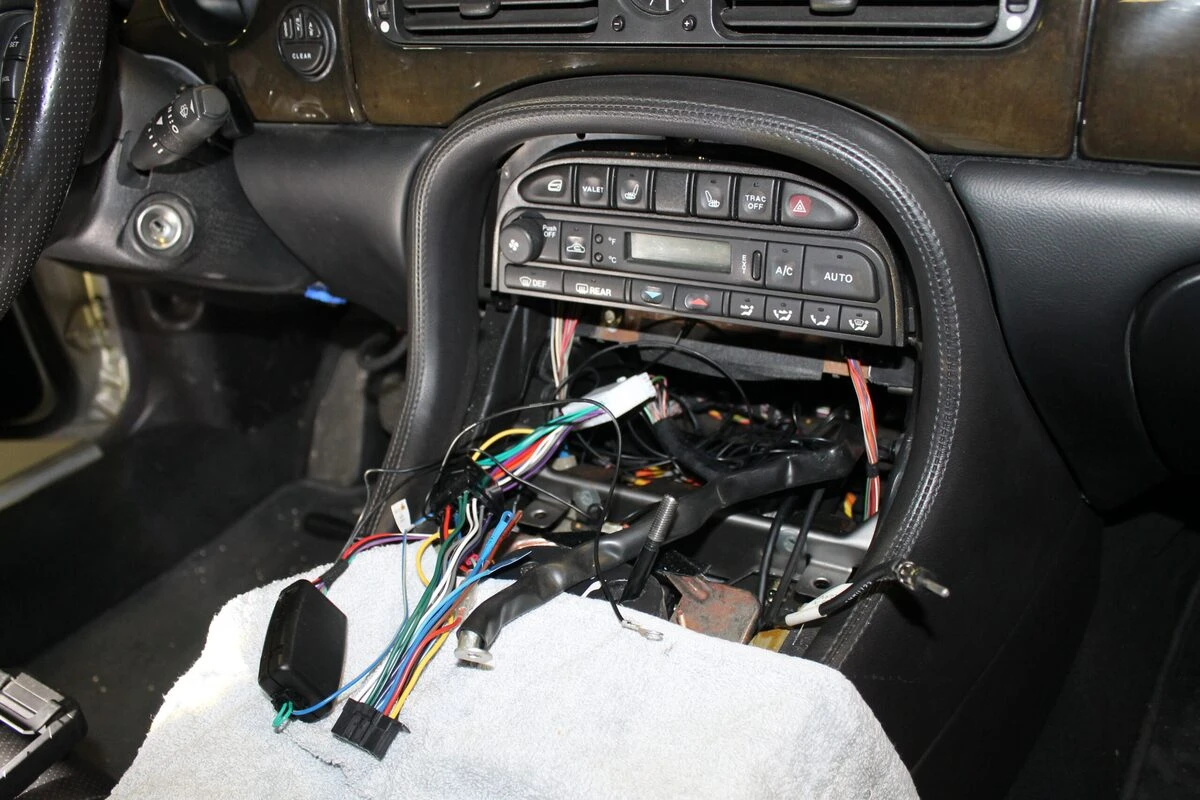 Jaguar XJ : autoradio Kenwood et console d'autoradio remplacée