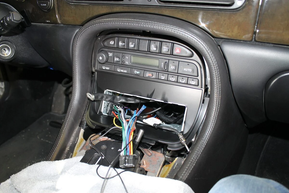 Jaguar XJ : autoradio Kenwood et console d'autoradio remplacée