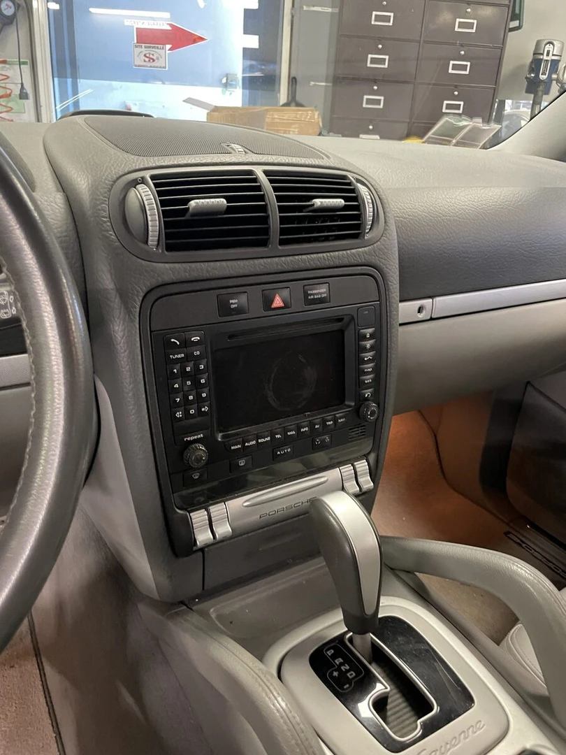 Porsche Cayenne S : autoradio Kenwood CarPlay et caméra de recul
