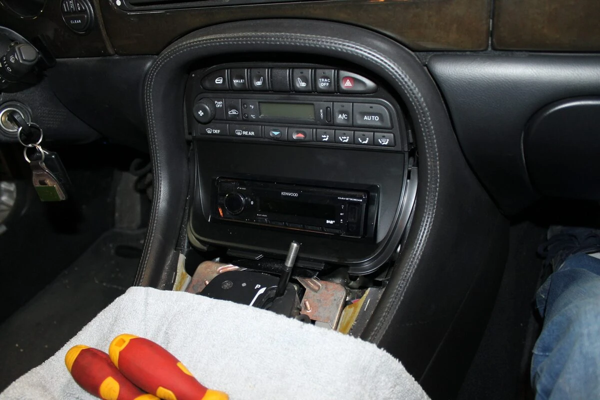 Jaguar XJ : autoradio Kenwood et console d'autoradio remplacée
