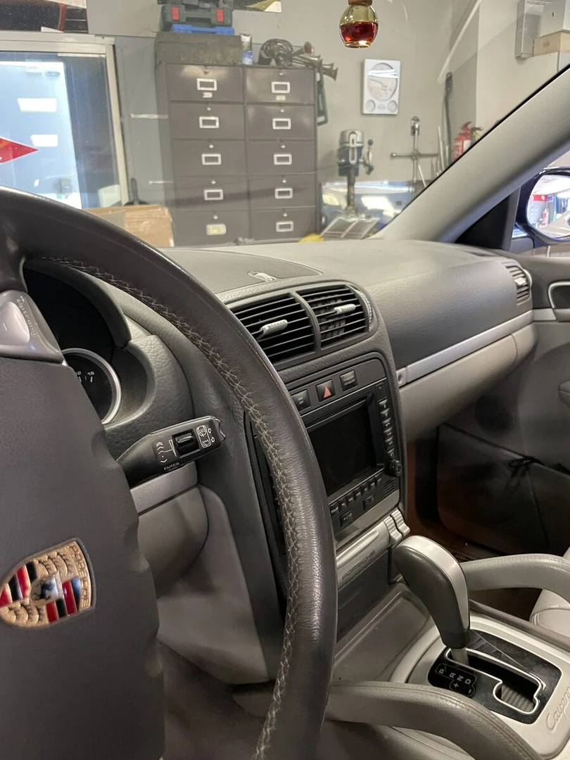 Porsche Cayenne S : autoradio Kenwood CarPlay et caméra de recul