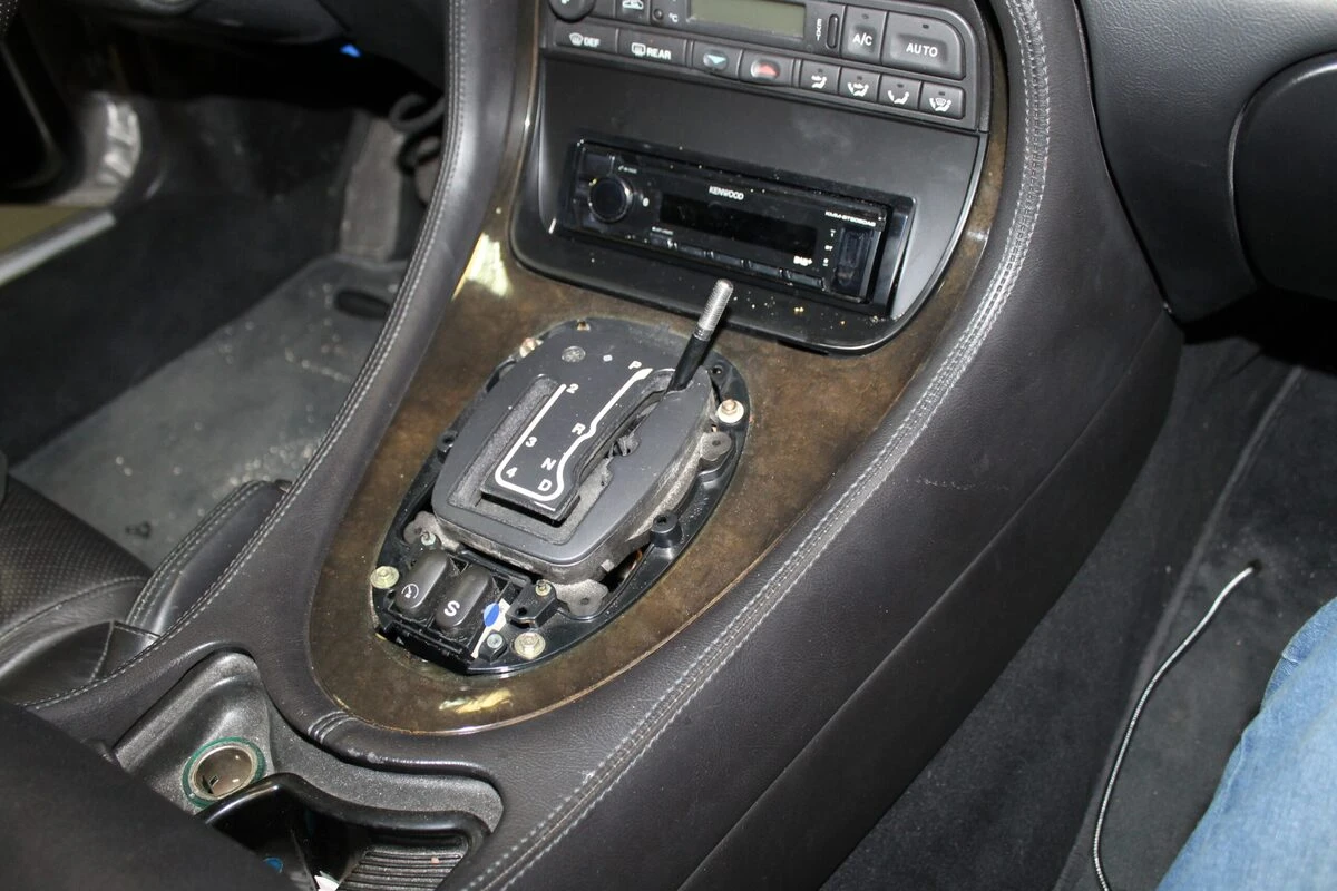 Jaguar XJ : autoradio Kenwood et console d'autoradio remplacée