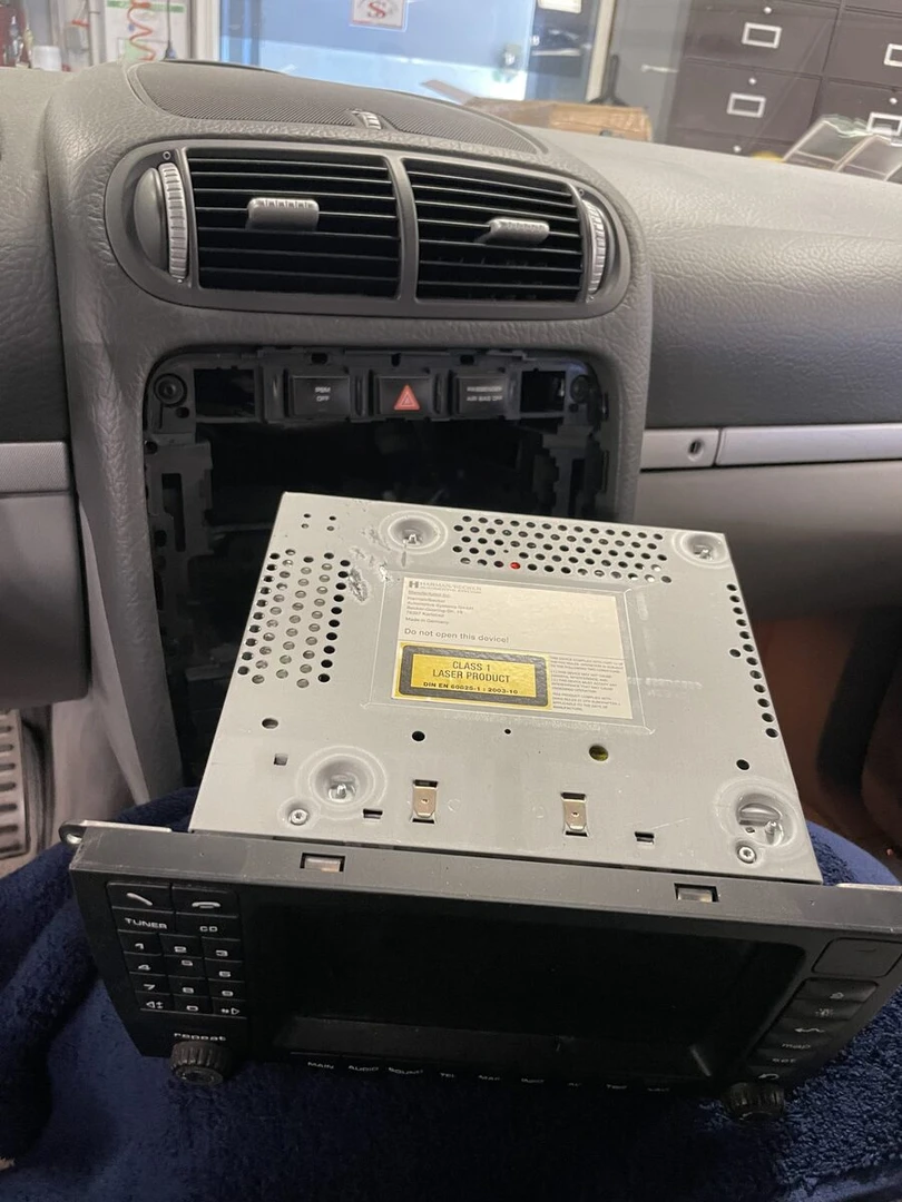 Porsche Cayenne S : autoradio Kenwood CarPlay et caméra de recul