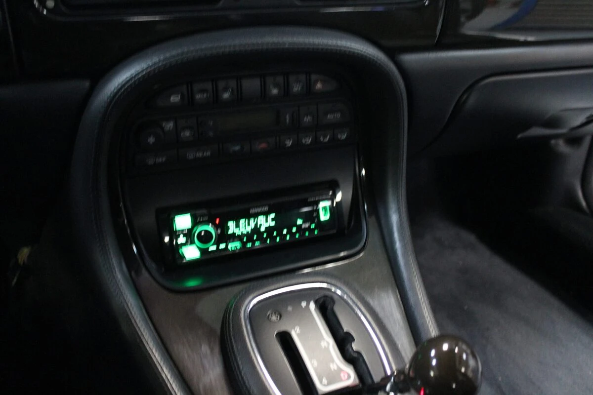 Jaguar XJ : autoradio Kenwood et console d'autoradio remplacée
