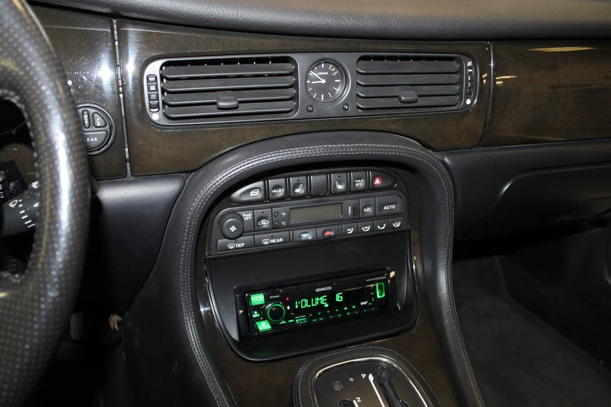 Jaguar XJ : autoradio Kenwood et console d'autoradio remplacée