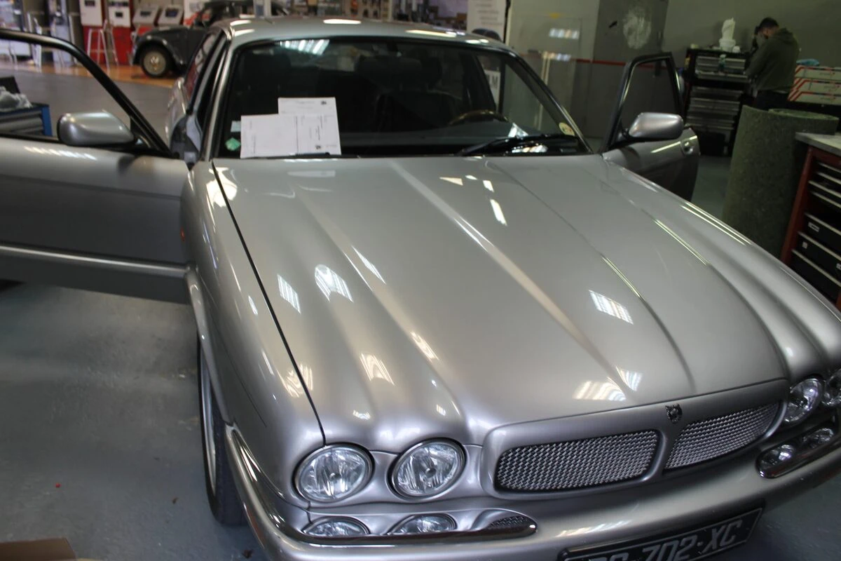 Jaguar XJ : autoradio Kenwood et console d'autoradio remplacée