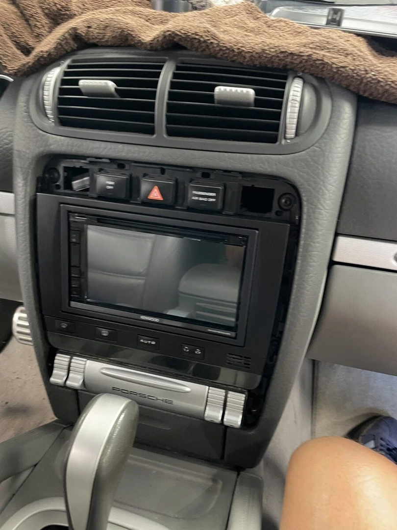 Porsche Cayenne S : autoradio Kenwood CarPlay et caméra de recul