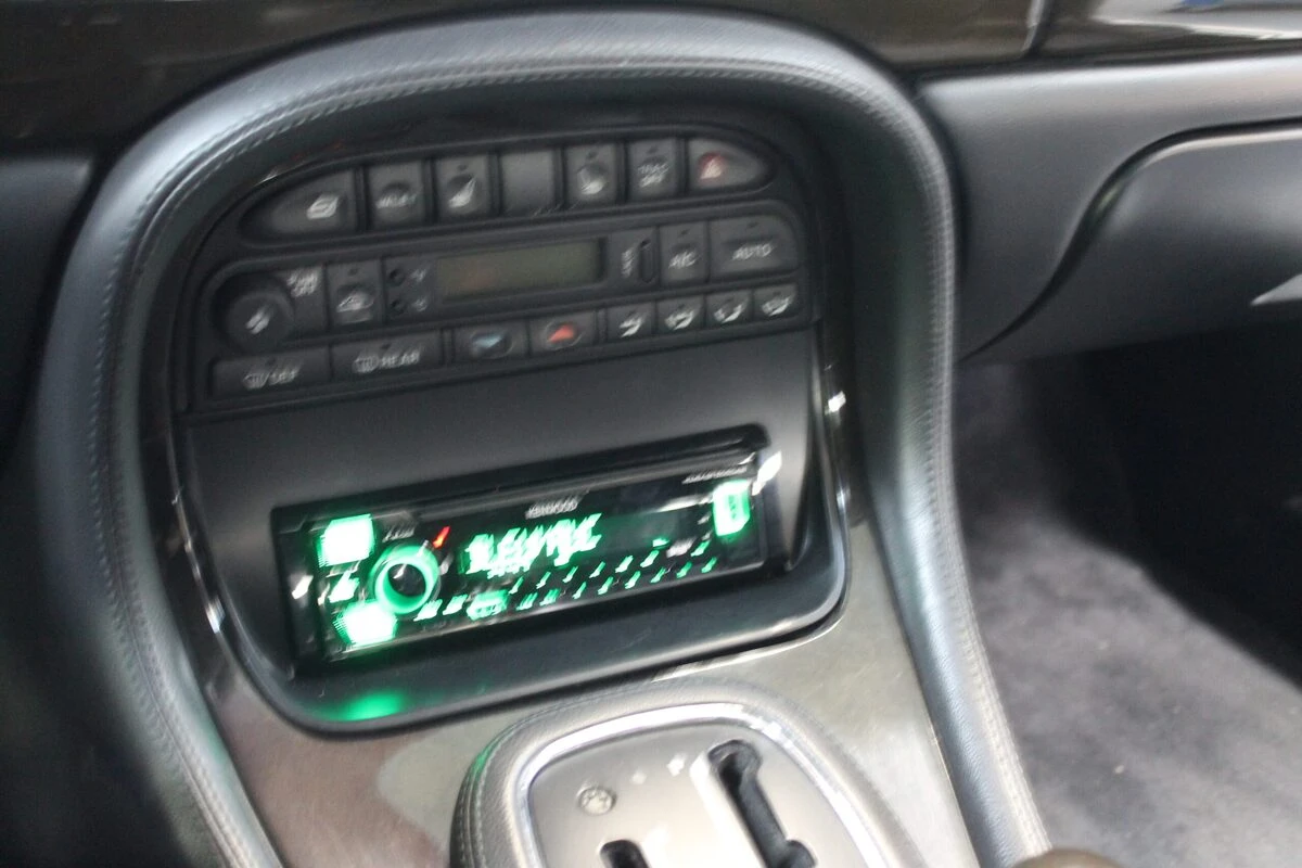 Jaguar XJ : autoradio Kenwood et console d'autoradio remplacée