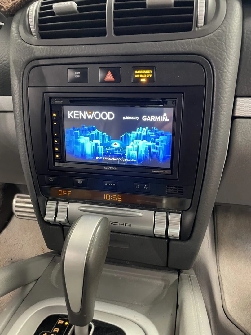 Porsche Cayenne S : autoradio Kenwood CarPlay et caméra de recul