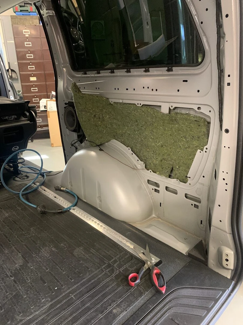 Mercedes Vito 2023 : sonorisation BLAM, caisson Hifonics et insonorisation