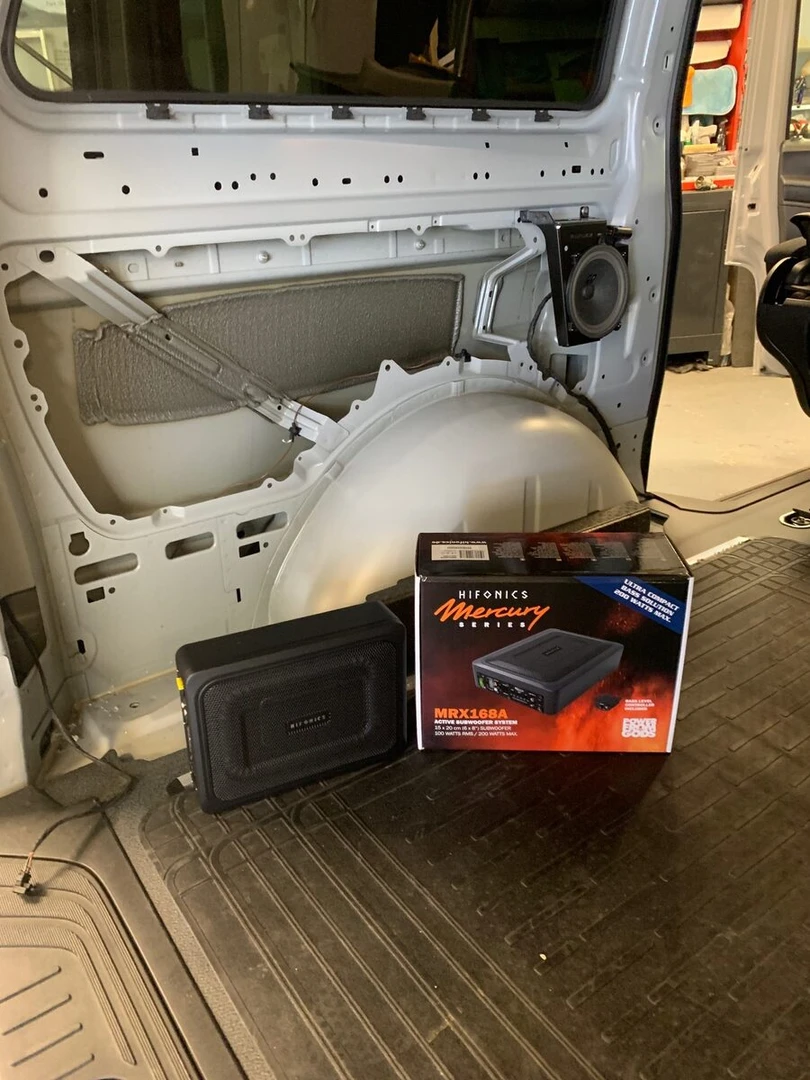 Mercedes Vito 2023 : sonorisation BLAM, caisson Hifonics et insonorisation