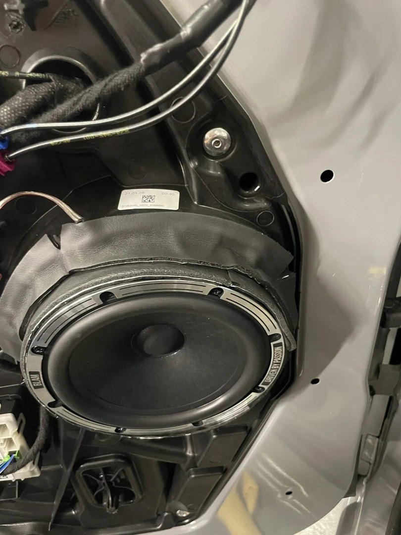 Mercedes Vito 2023 : sonorisation BLAM, caisson Hifonics et insonorisation