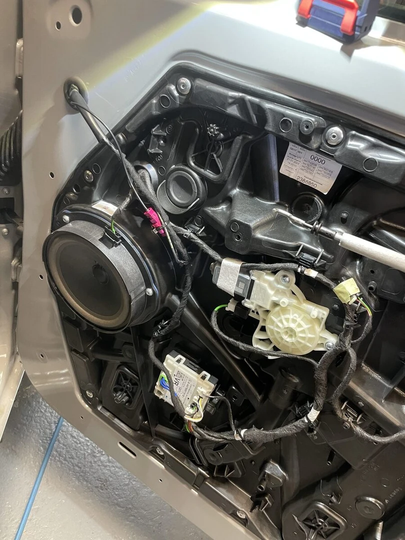 Mercedes Vito 2023 : sonorisation BLAM, caisson Hifonics et insonorisation