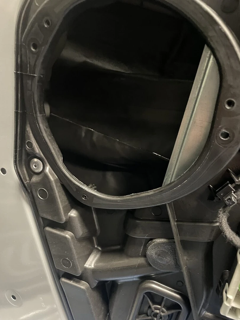 Mercedes Vito 2023 : sonorisation BLAM, caisson Hifonics et insonorisation
