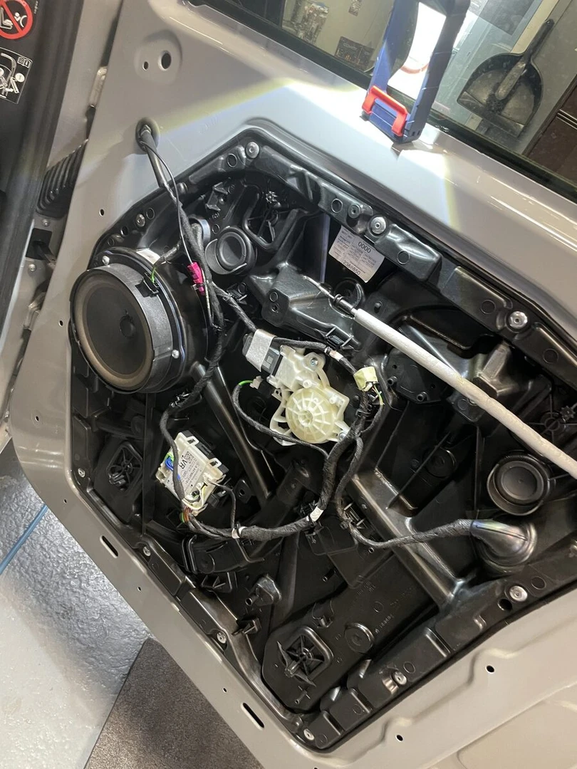 Mercedes Vito 2023 : sonorisation BLAM, caisson Hifonics et insonorisation