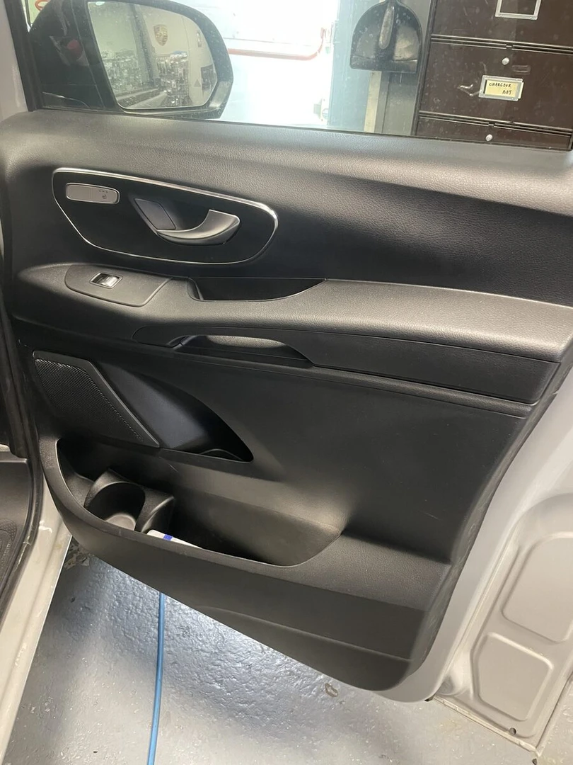 Mercedes Vito 2023 : sonorisation BLAM, caisson Hifonics et insonorisation