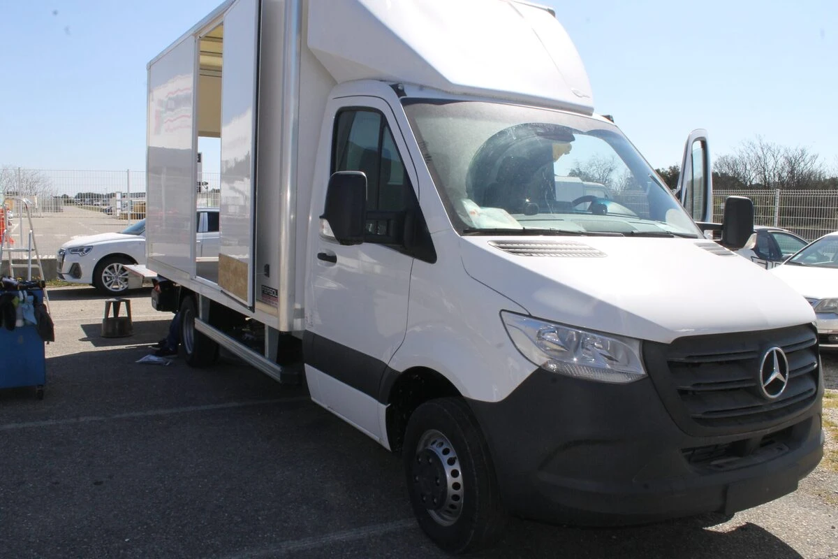 Mercedes Sprinter 2021 : caméra de recul sur l'écran d'origine