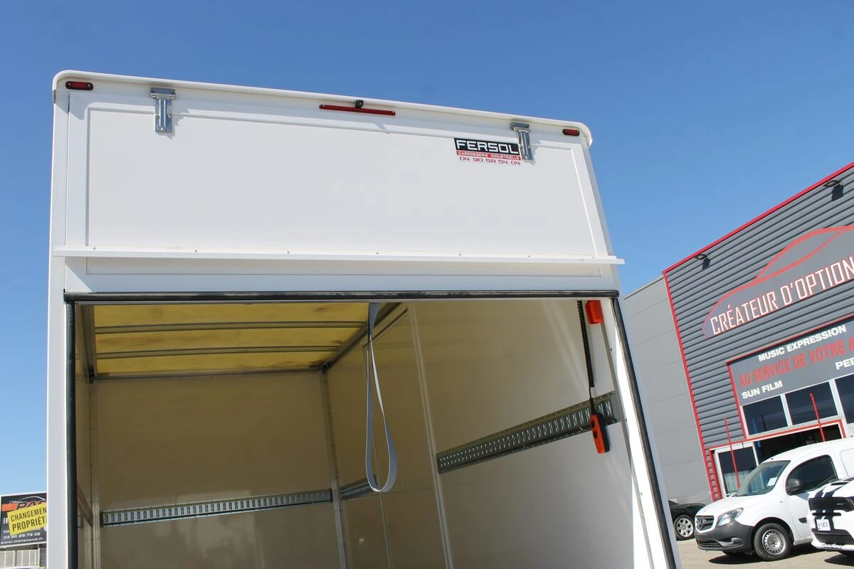 Mercedes Sprinter 2021 : caméra de recul sur l'écran d'origine