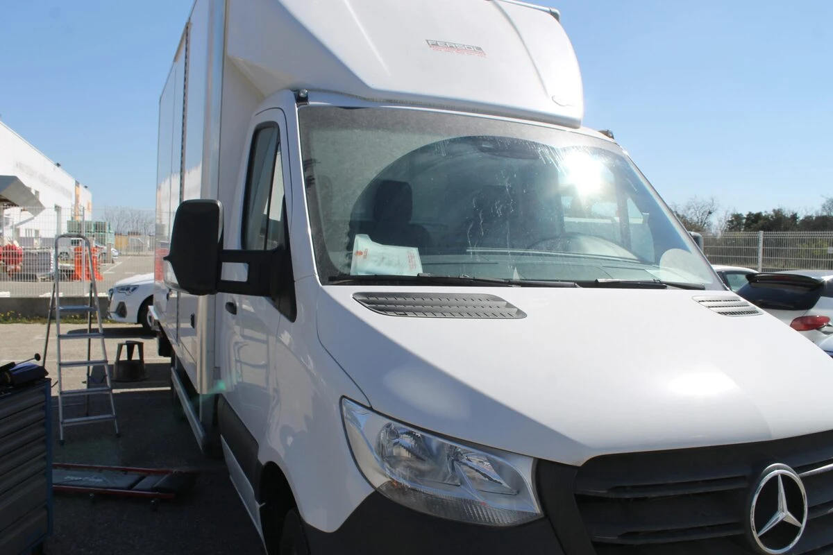 Mercedes Sprinter 2021 : caméra de recul sur l'écran d'origine