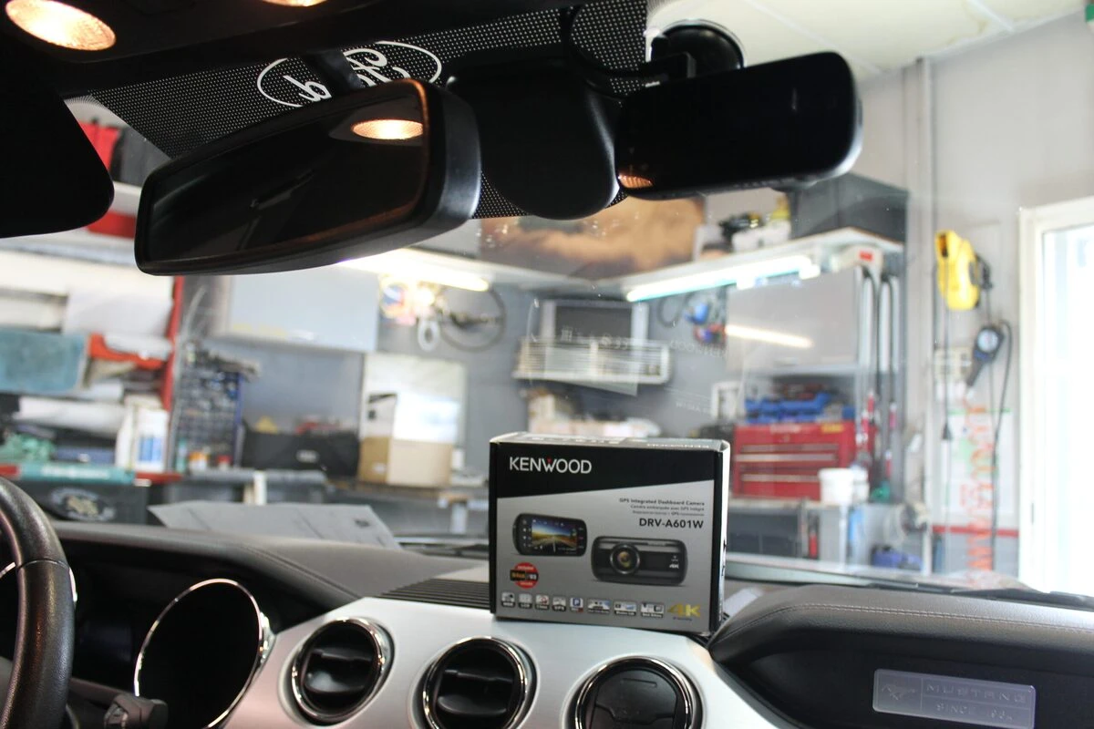 Ford Mustang 2018 : dashcam Kenwood avant et arrière