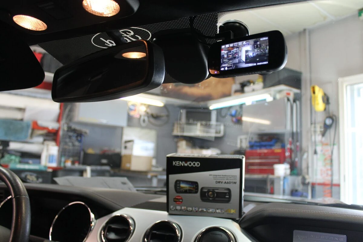 Ford Mustang 2018 : dashcam Kenwood avant et arrière