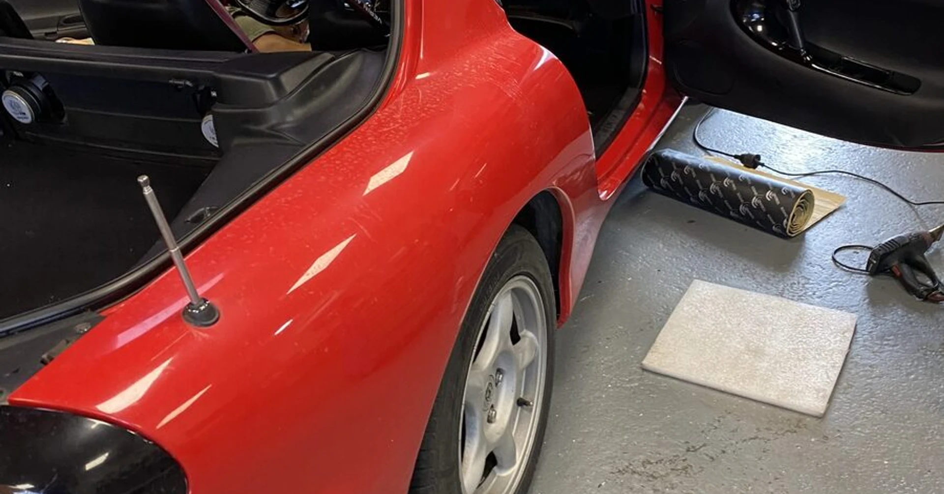 Mazda RX-7 : Kenwood CarPlay, BLAM et Rockford Fosgate