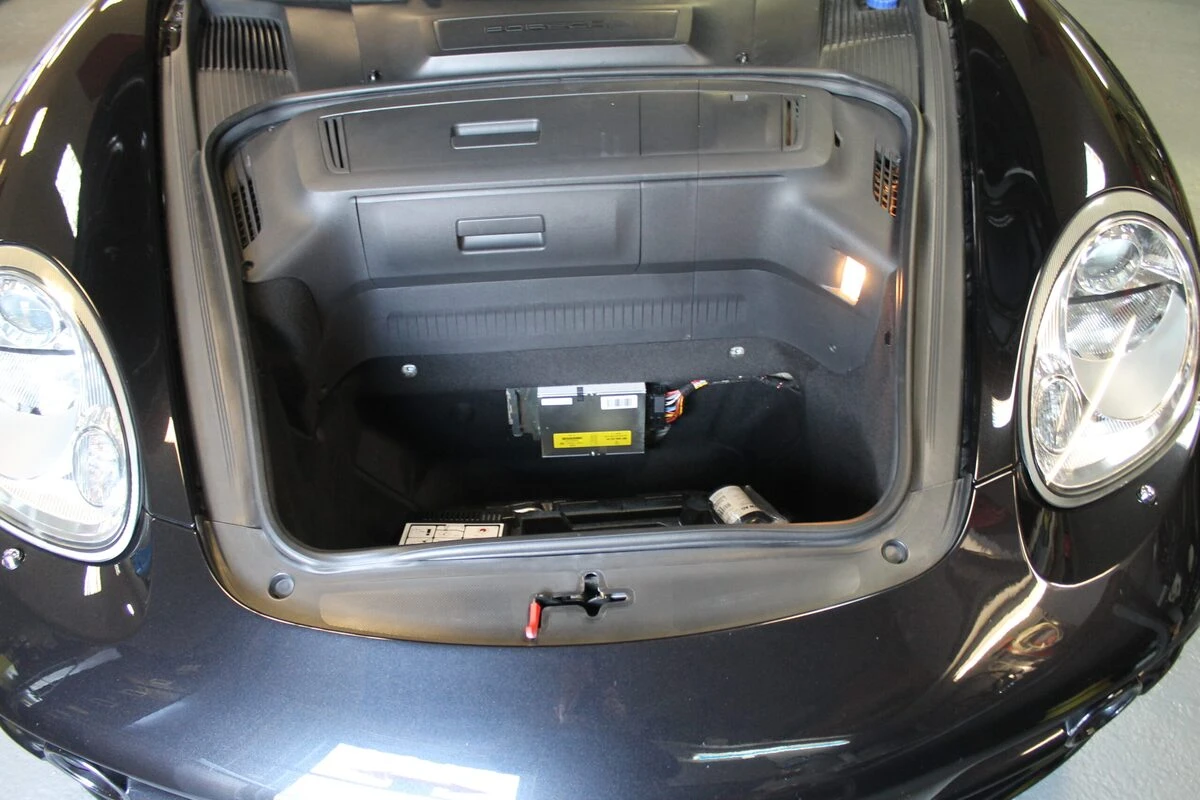 Porsche Cayman S : réparation de l'amplificateur ASK d'origine