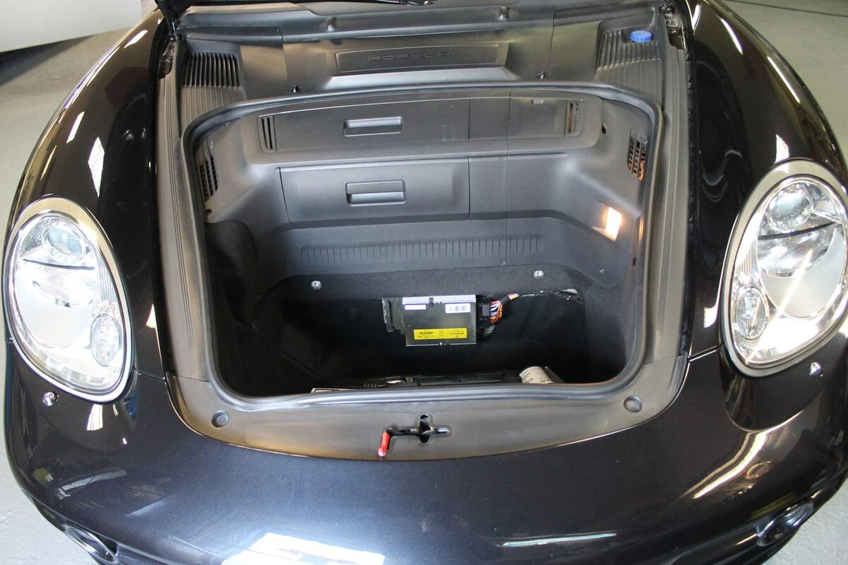 Porsche Cayman S : réparation de l'amplificateur ASK d'origine