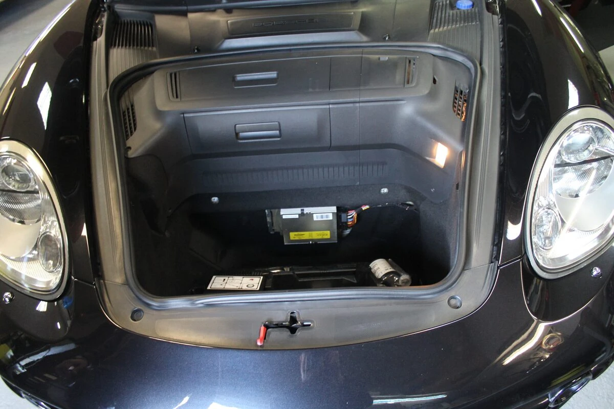 Porsche Cayman S : réparation de l'amplificateur ASK d'origine