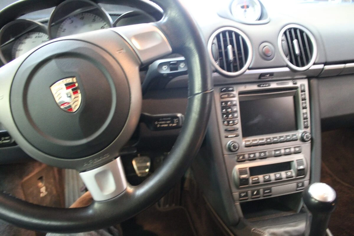 Porsche Cayman S : réparation de l'amplificateur ASK d'origine