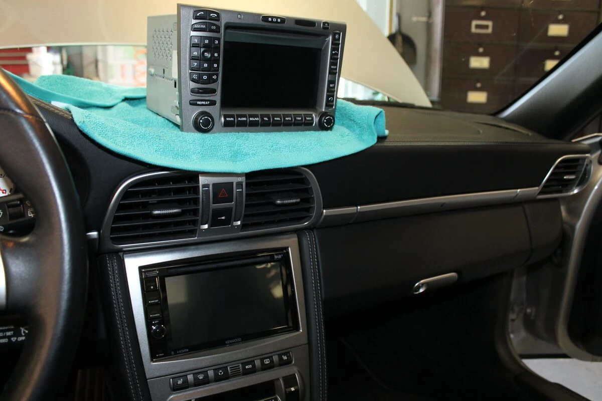Porsche 997 Carrera S : autoradio GPS Kenwood DNX419DAB et caméra de recul