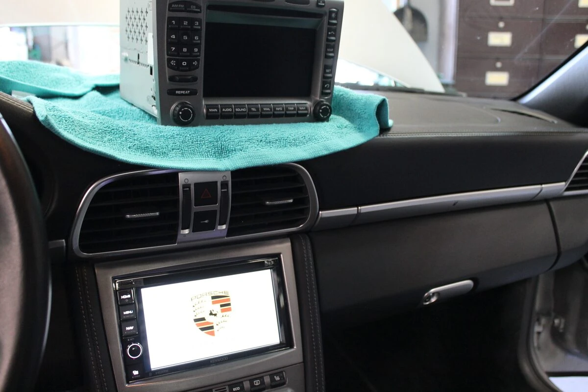 Porsche 997 Carrera S : autoradio GPS Kenwood DNX419DAB et caméra de recul